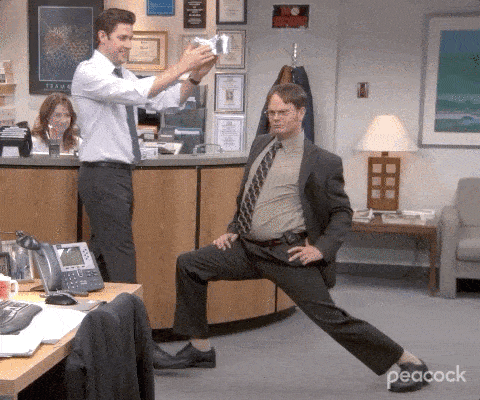 Dwight de The Office siendo coronado por Jim